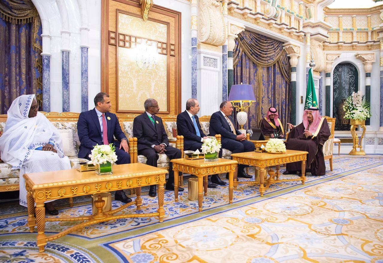 العاهل السعودي الملك سلمان بن عبد العزيز يستقبل ممثلين الدول المطلة على البحر الأحمر لبحث التعاون المشترك (وكالة الأنباء السعودية).